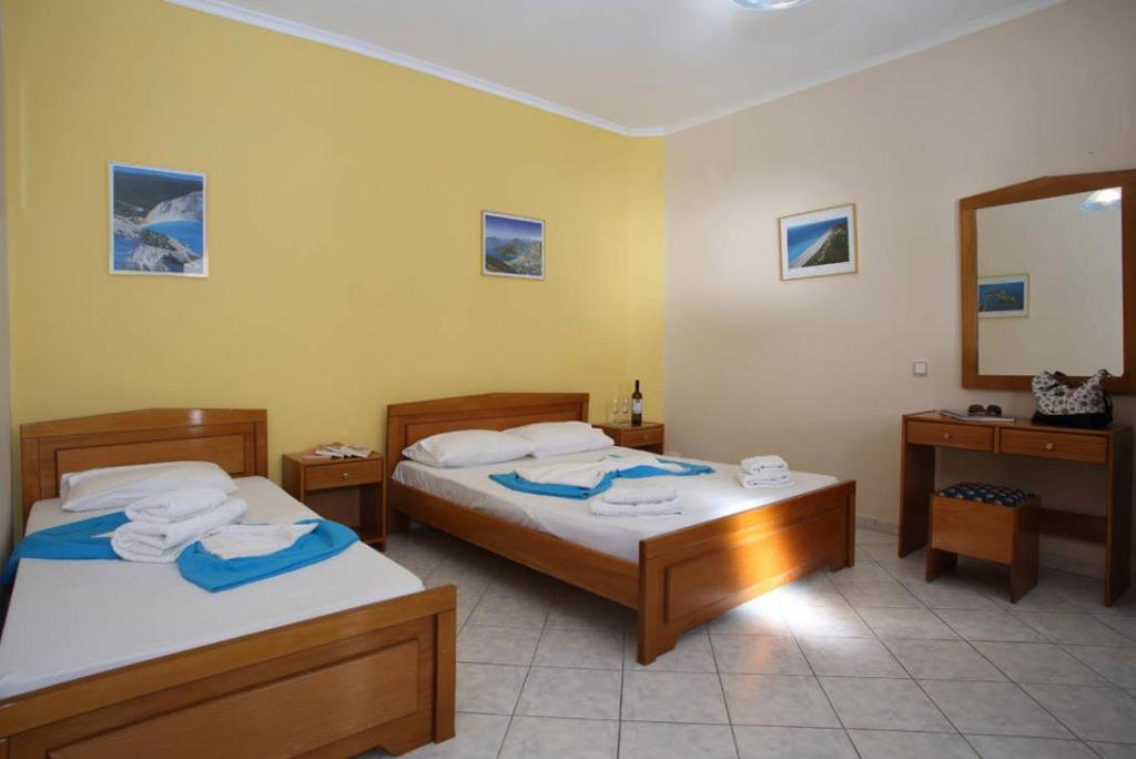 Theocharis Bros - Studios Apartments Ayios Nikitas Bagian luar foto
