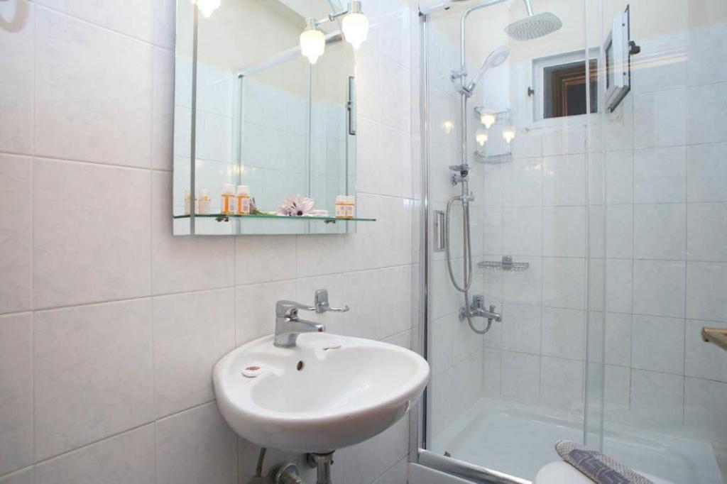 Theocharis Bros - Studios Apartments Ayios Nikitas Bagian luar foto