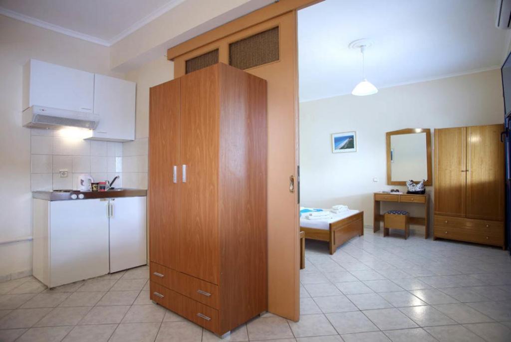 Theocharis Bros - Studios Apartments Ayios Nikitas Bagian luar foto