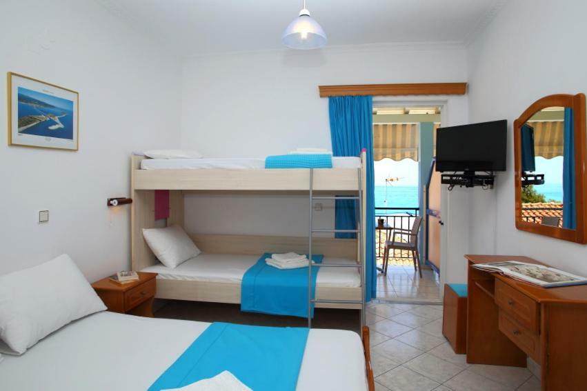 Theocharis Bros - Studios Apartments Ayios Nikitas Bagian luar foto