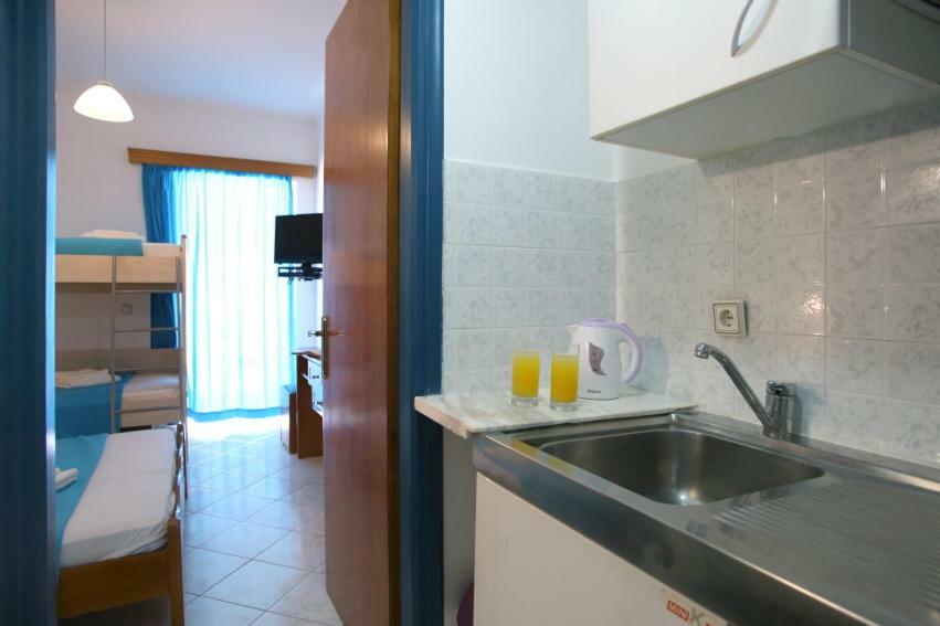 Theocharis Bros - Studios Apartments Ayios Nikitas Bagian luar foto